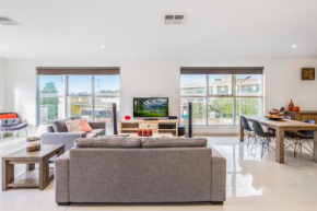 Modern Unit With Balconies Near Melbourne Airport